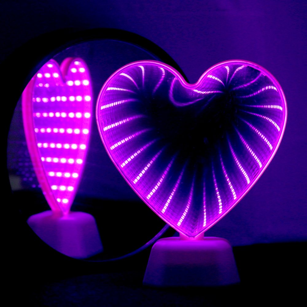 Chi-buy Mirror Light, LED Desktop Lamp - Heart Shaped Night Light & Party Decor, Pink, Modern Style, Plastic, Battery Powered, 7.48x2.75x6.29 inches