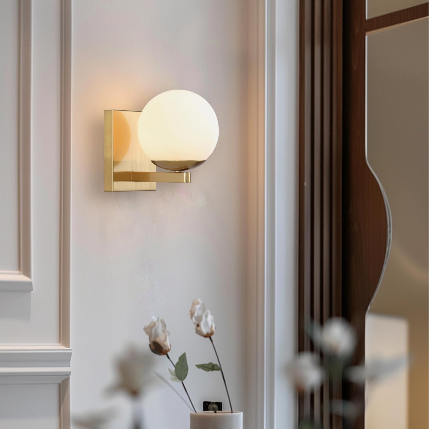 Popity home Gold Mid Centry Modern Wall Sconce, Globe Wall Sconce with Frosted Glass Lampshade, Brass Wall Light Fixture for Bedroom Living Room