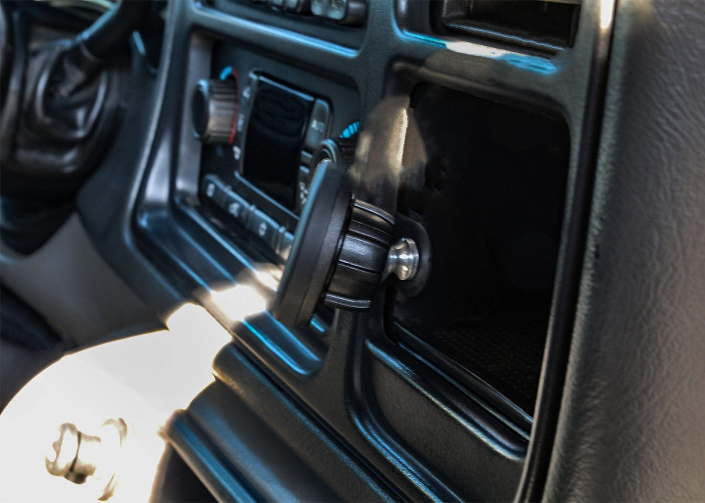 DirectFit Phone Mount Fits Chevrolet Suburban/Tahoe, Silverado/Sierra, GMC Yukon/XL/Denali, Cadillac Escalade (2000-2006) Cradle Head - No Charging