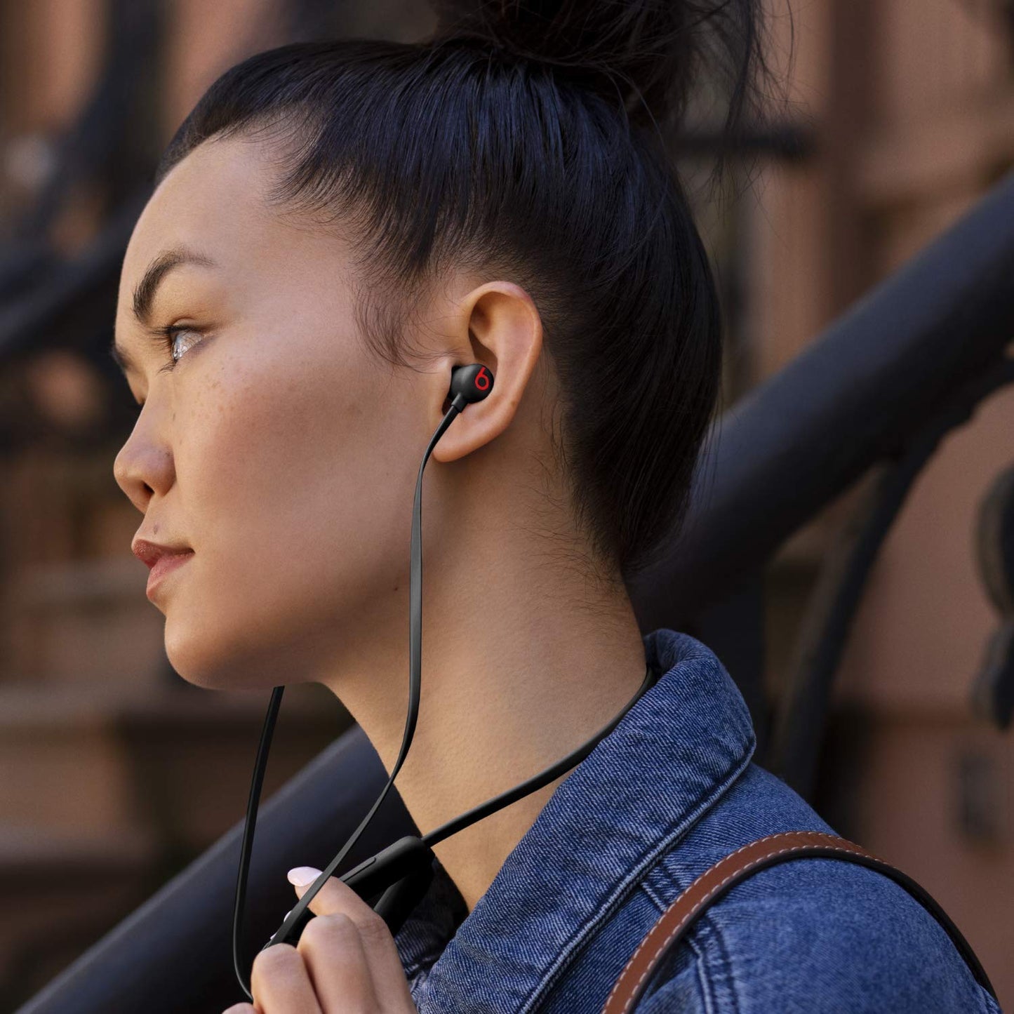 Beats Flex Wireless Earphones - Apple W1 Headphone Chip, Magnetic Earbuds, Class 1 Bluetooth, 12 Hours of Listening Time, Built-in Microphone - Black
