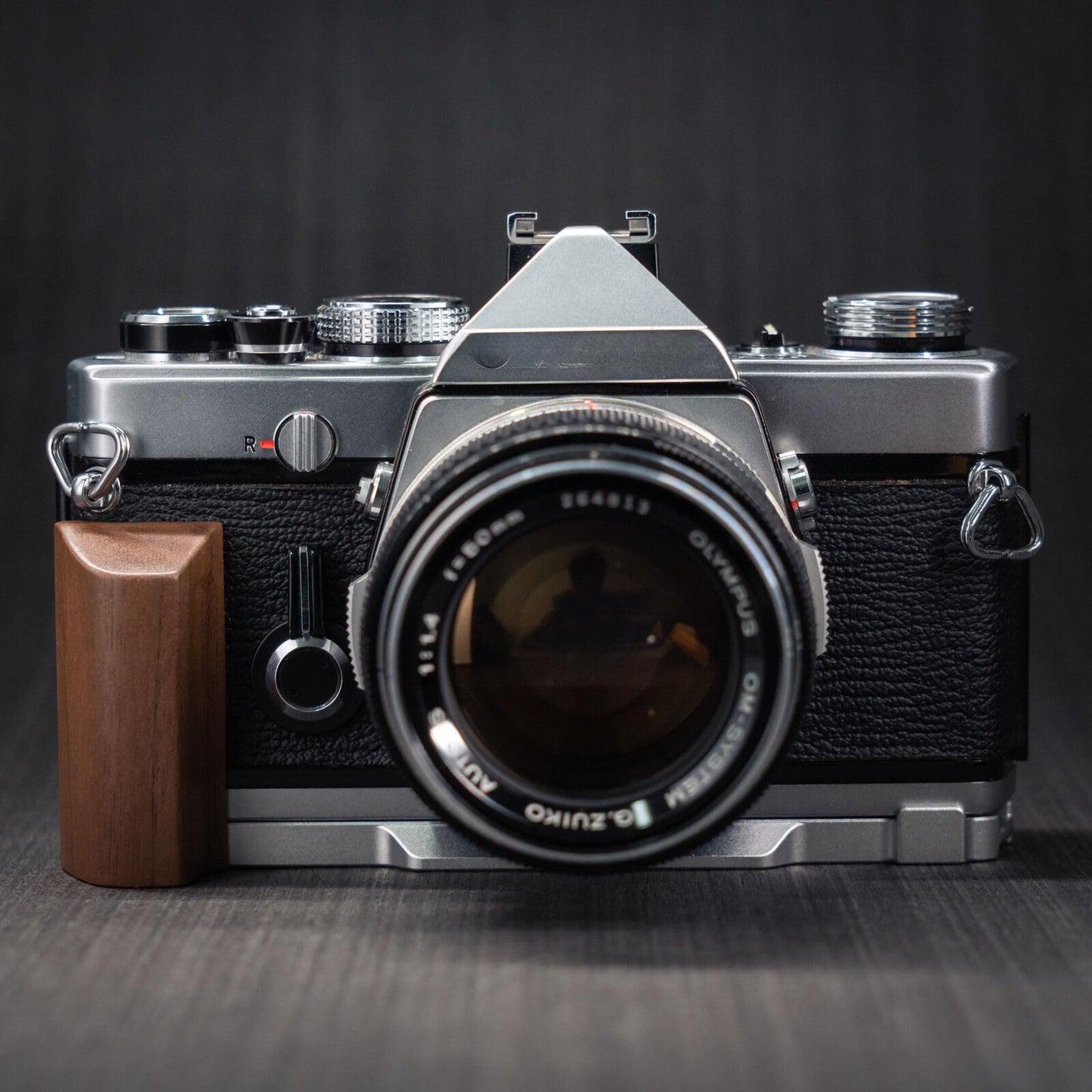 Handmade Wooden Wood Hand Grip L Alloy Base Plate for Olym pus OM2 OM1 OM-1 OM-2 Camera Holder (Walnut + Silver Base)