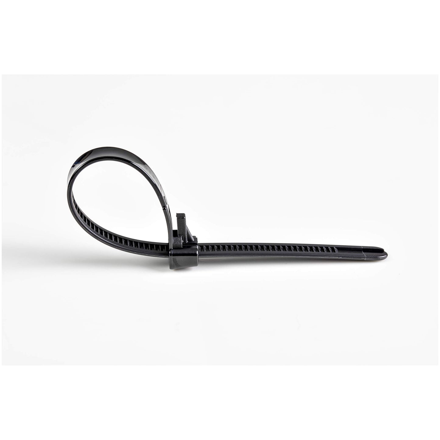 StarTech.com 5"(12cm) Reusable Cable Ties - 1/4"(7mm) Wide, 1-1/8"(30mm) Bundle Dia. 50lb(22kg) Tensile Strength, Releasable Nylon Ties