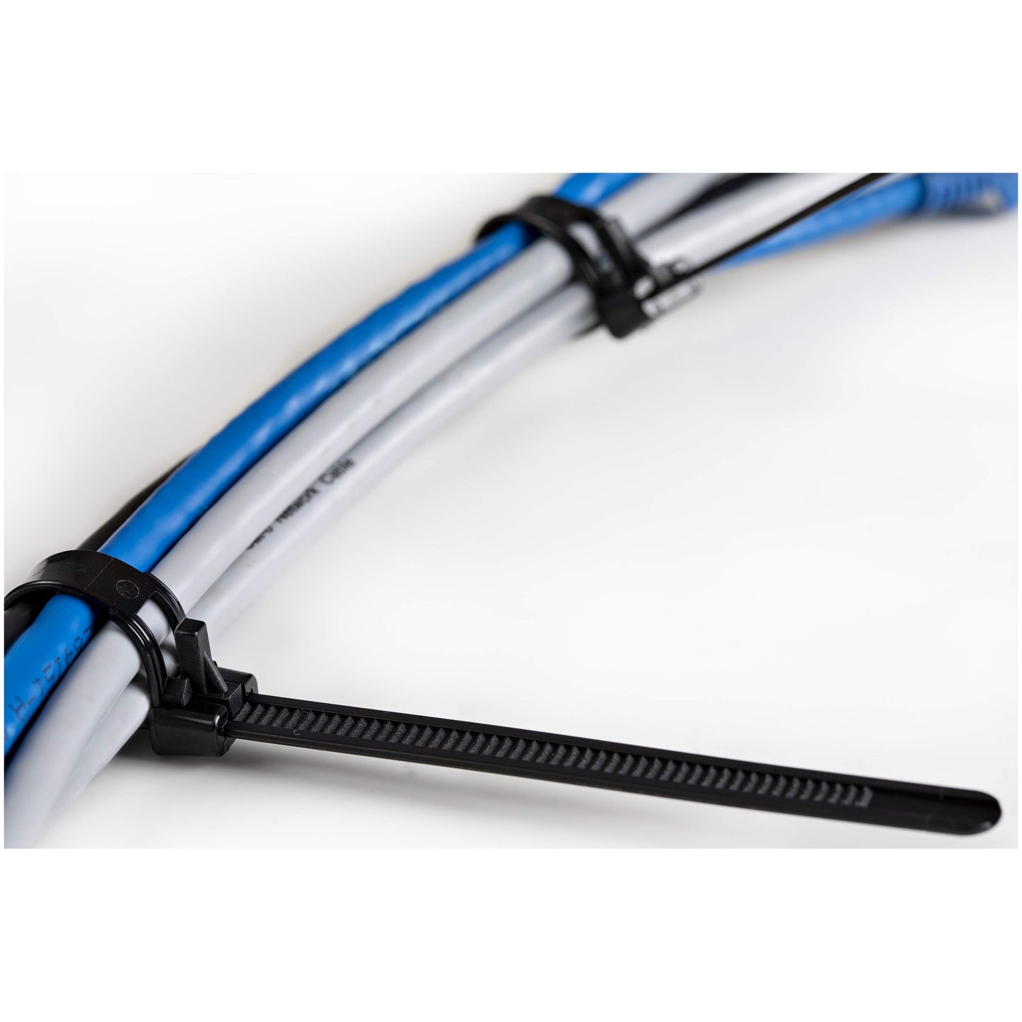 StarTech.com 5"(12cm) Reusable Cable Ties - 1/4"(7mm) Wide, 1-1/8"(30mm) Bundle Dia. 50lb(22kg) Tensile Strength, Releasable Nylon Ties