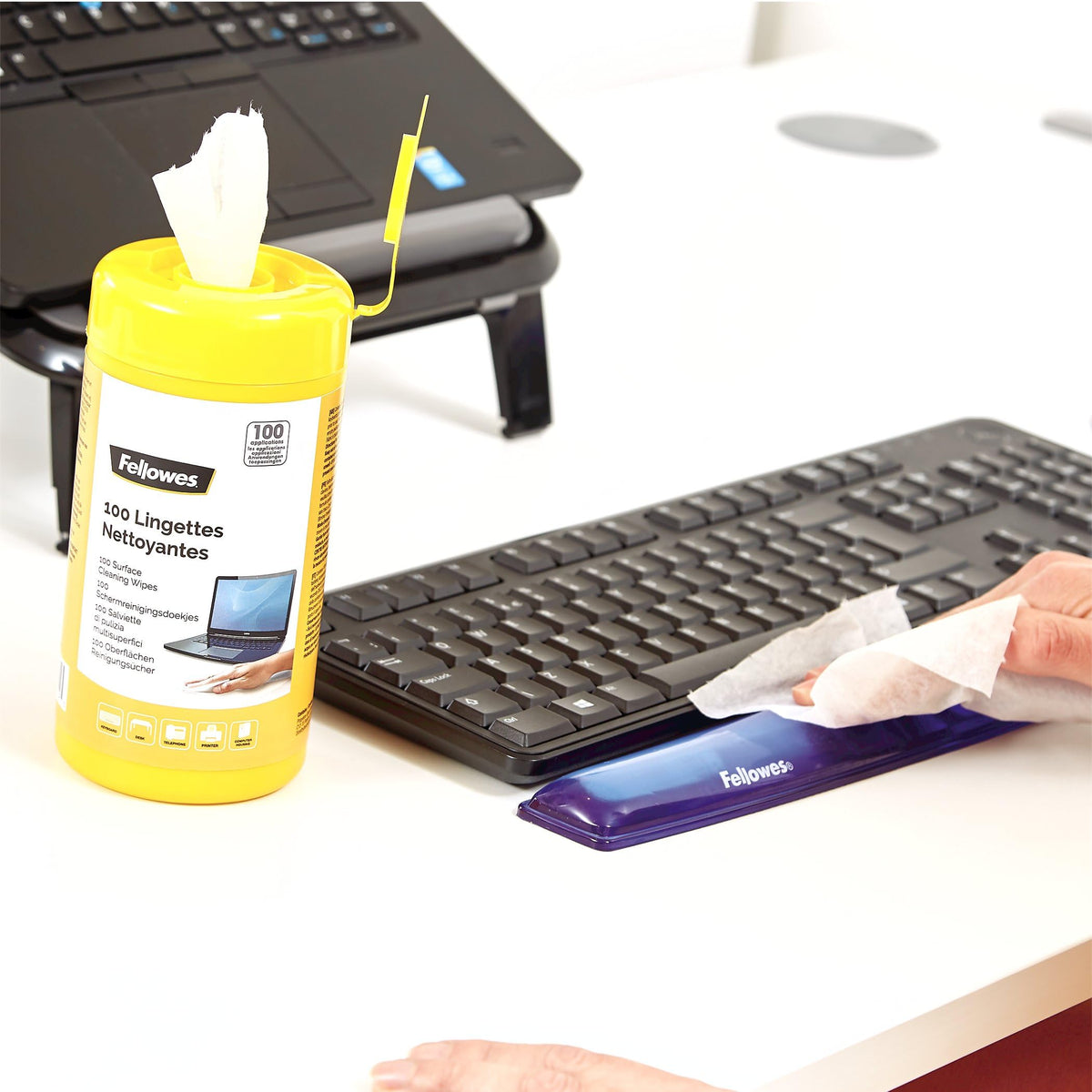 Fellowes Pre-Moistened Screen Cleaning Wipes, 100 per Tub (99703)