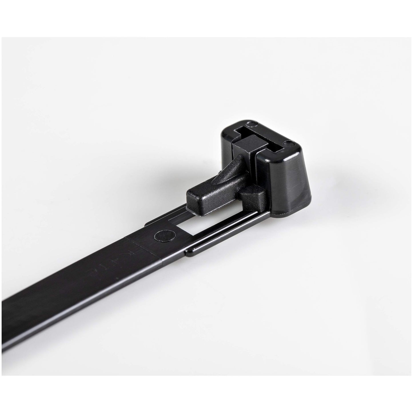 StarTech.com 5"(12cm) Reusable Cable Ties - 1/4"(7mm) Wide, 1-1/8"(30mm) Bundle Dia. 50lb(22kg) Tensile Strength, Releasable Nylon Ties