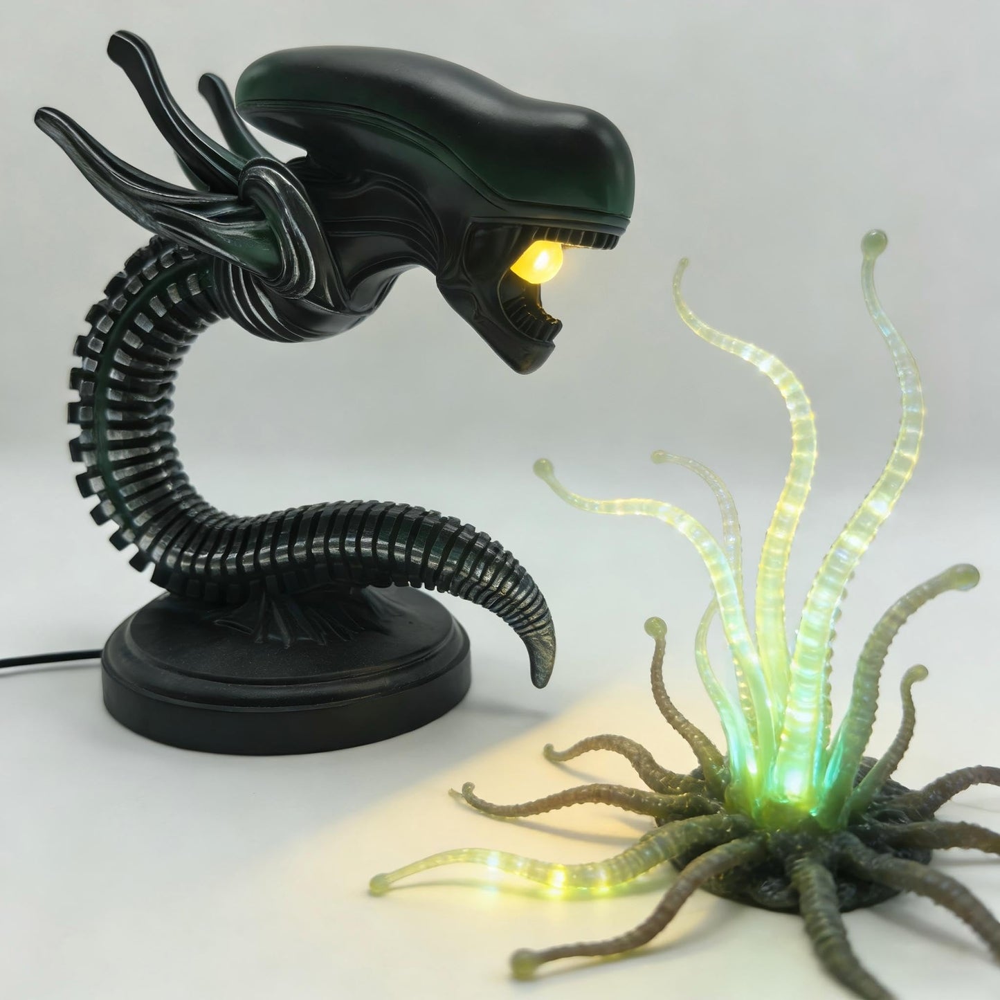 SDIHOIXQ Xenomorph Lamp LED Light with USB Port, Unique Sci-Fi Style Night Light for Bedroom, Office, Studio, Kids Room - Creative Gift for Alien Fans