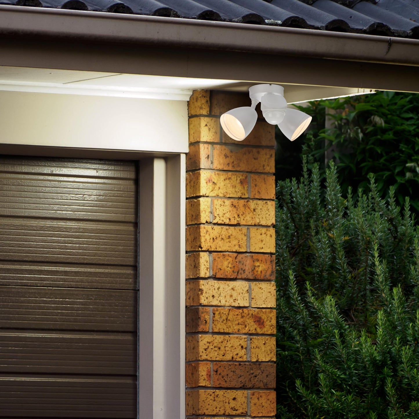 Maxxima Outdoor LED Security Light, White, Photocell, 2000 Lumens, 5CCT