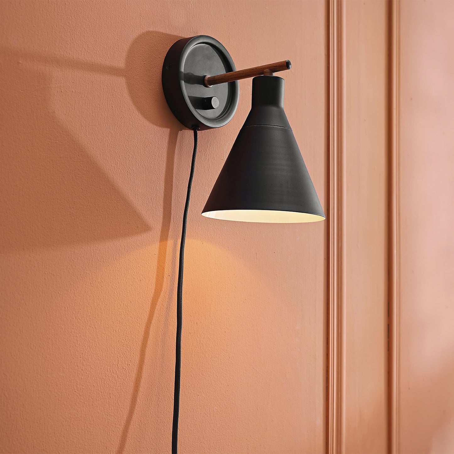 Globe Electric 51725 1-Light Dimmable Plug-in or Hardwire Wall Sconce, Matte Black, Faux Walnut Accent, Stepless Dimming Rotary Switch on Canopy