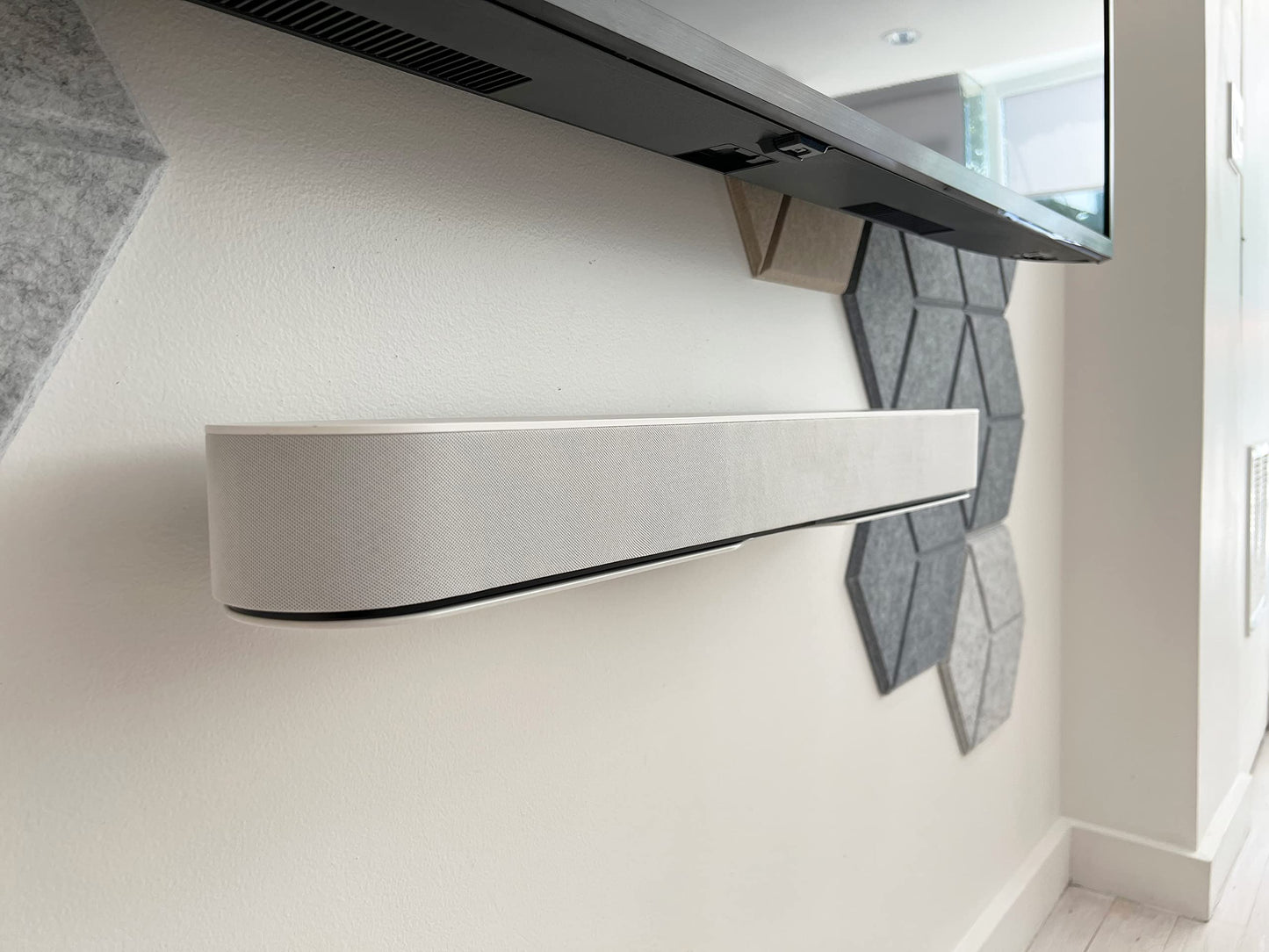 ynVISION.DESIGN soundbar Mount Compatible with Sonos Beam Wall Mount Gen 1 and Gen 2- Easy HDMI and Power Access - Heavy Duty Bracket Includes All