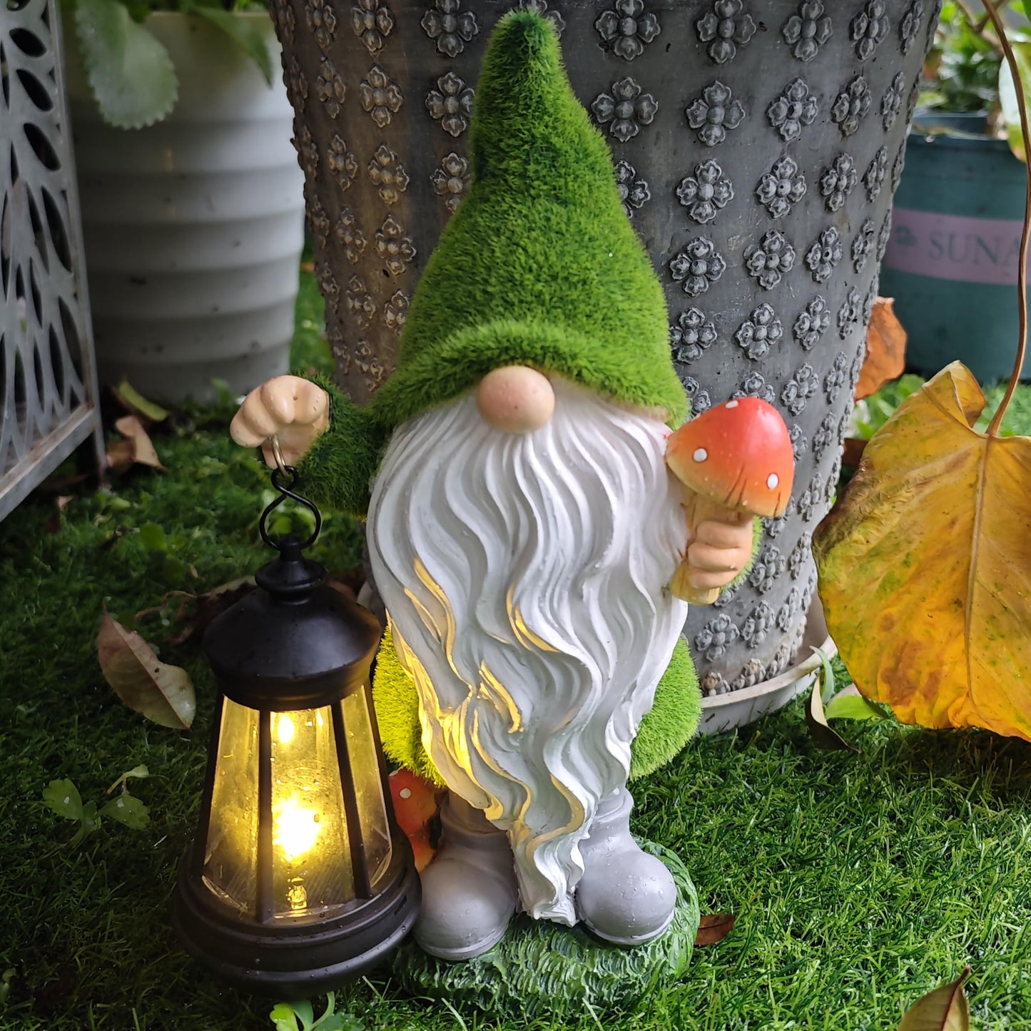Qobumy Gnomes Solar Garden Statues,Resin Gnome Figurine Decorations Holding Mushroom and Solar Lights Lantern, Outdoor Figurines Lawn Garden Statue
