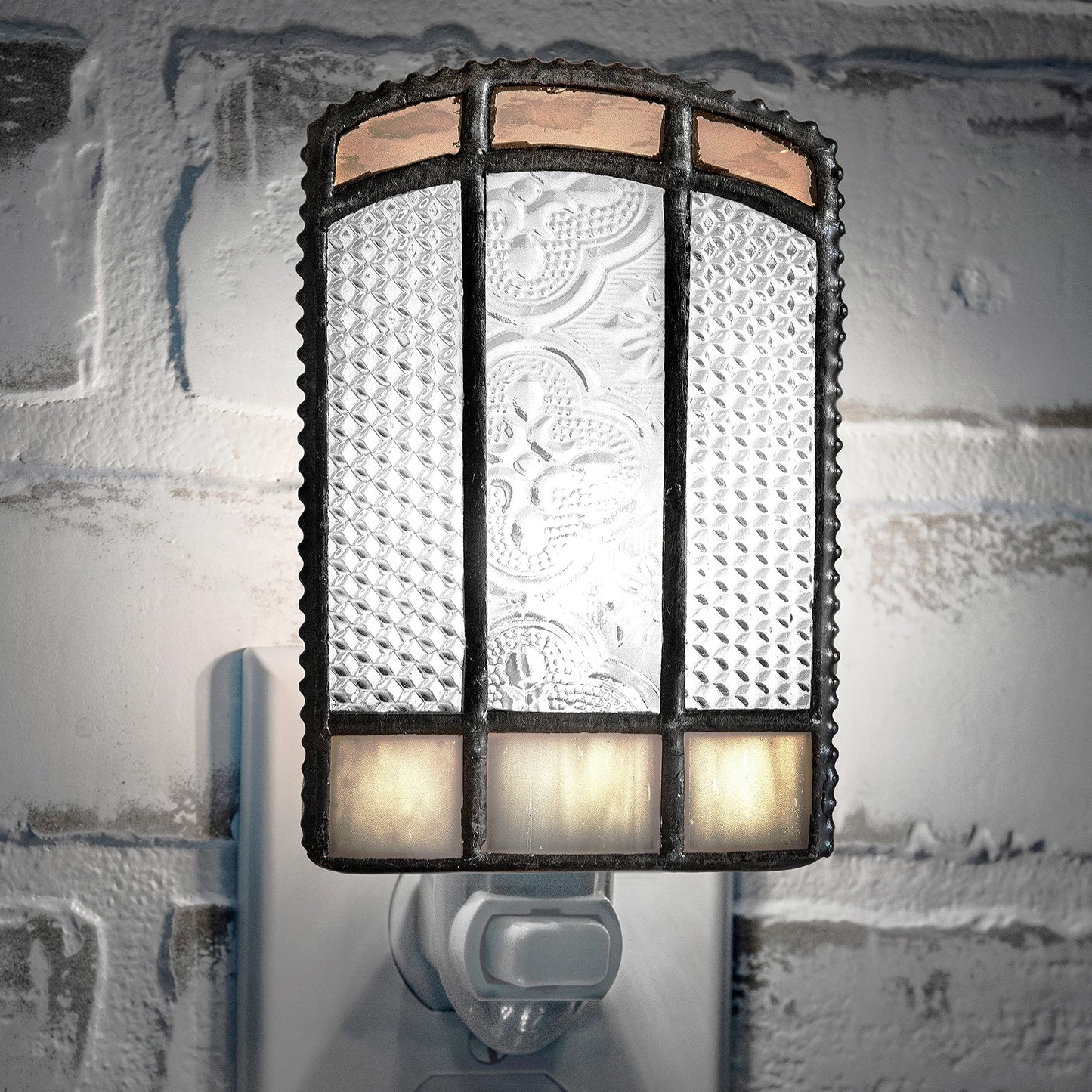 J Devlin Glass Art Stained Glass Night Light - Peach & Ivory Plug-in Accent Light - Decorative Night Light with 4-Watt Bulb