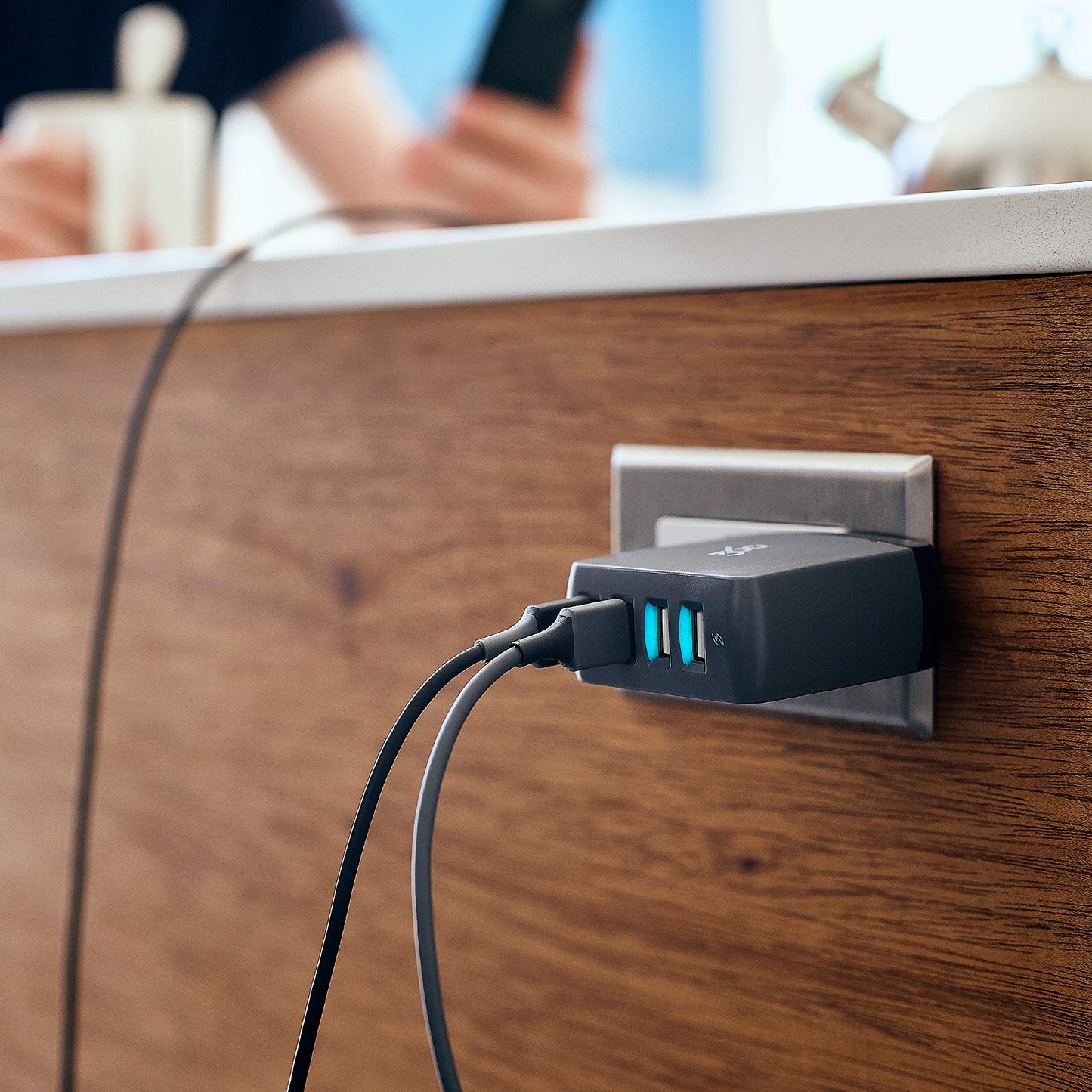 360 Electrical 360542 Vivid 8.0 USB Wall Charger with Four USB Ports, 8.0 Amp (40 Watt) Charging Power, Folding Plug, LED Guide Lights and Charge