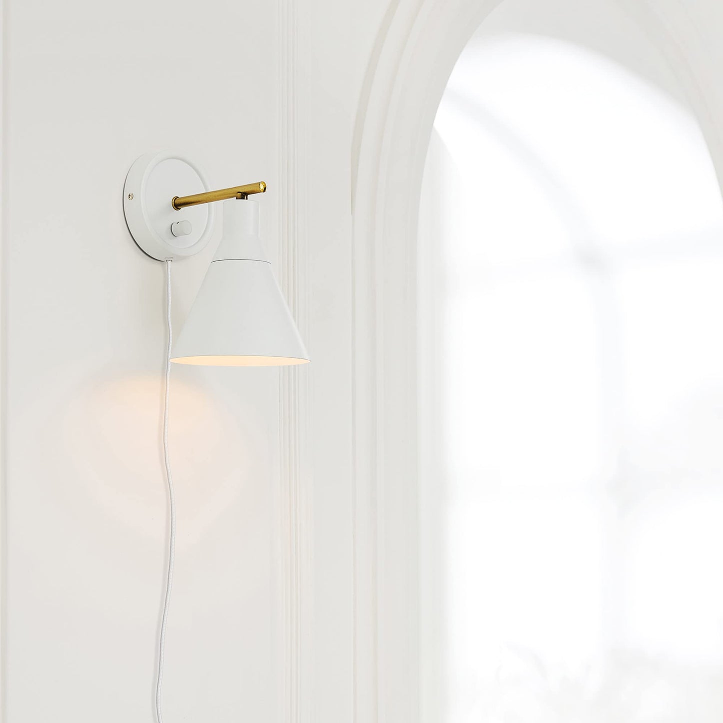 Globe Electric 65542 1-Light Plug-in or Hardwire Wall Sconce, Matte White, Brass Accent, Stepless Dimming Rotary Switch, Fabric Cord, Modern Lighting
