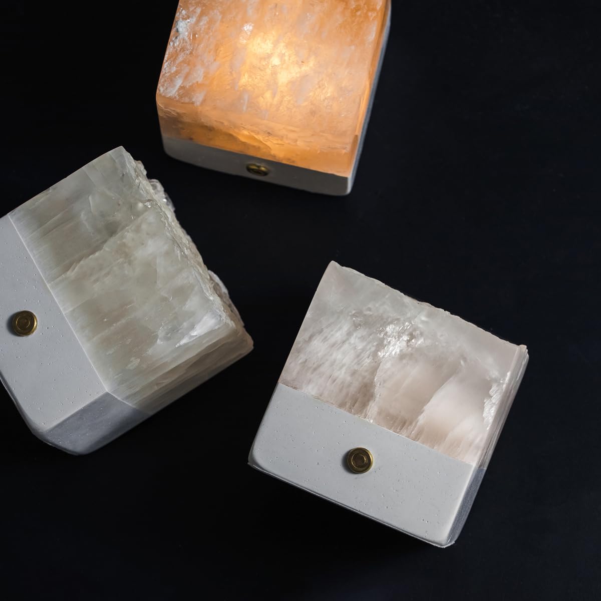 Nature Crystal Passive Diffuser with Light Stone Essential Oil Diffuser Hand Carved Selenite Stone Night Light - Perfect for Meditation Reflection