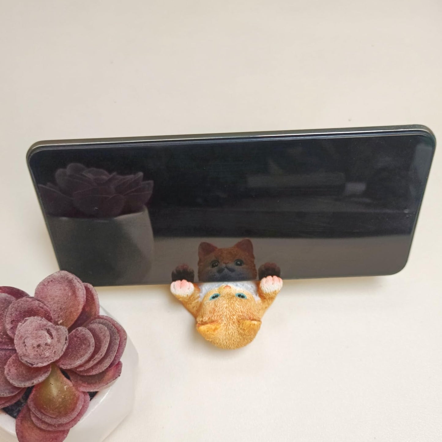 IZKOOKE Cute Phone Holder, Resin Cat Phone Stand Cellphone Kawaii Desk Accessories Phone Stand for All Mobile Phones Stand Desk Ornaments (Cat)