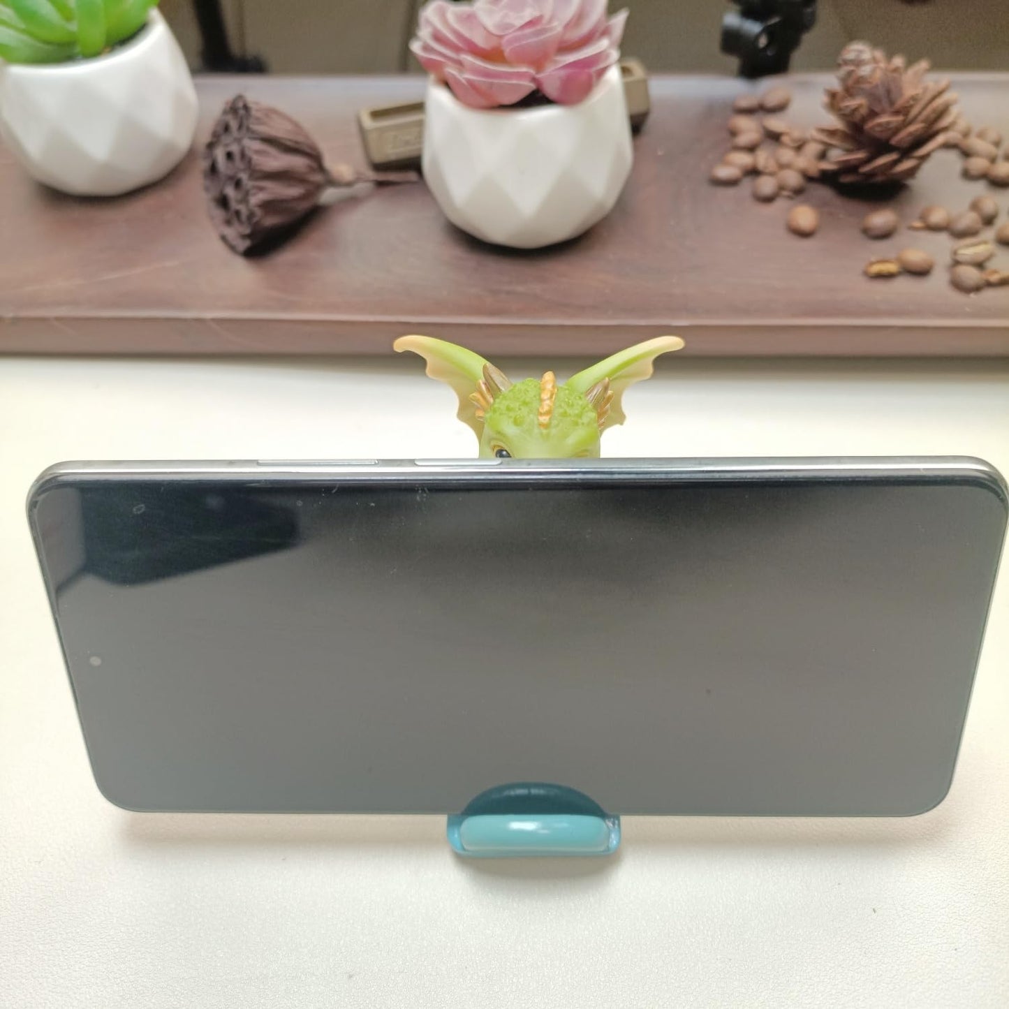 IZKOOKE Cute Dragon Cell Phone Holder, Resin Phone Stand Cellphone Animal Desk Phone Stand for All Mobile Phones Stand Desk Ornaments (Dragon)