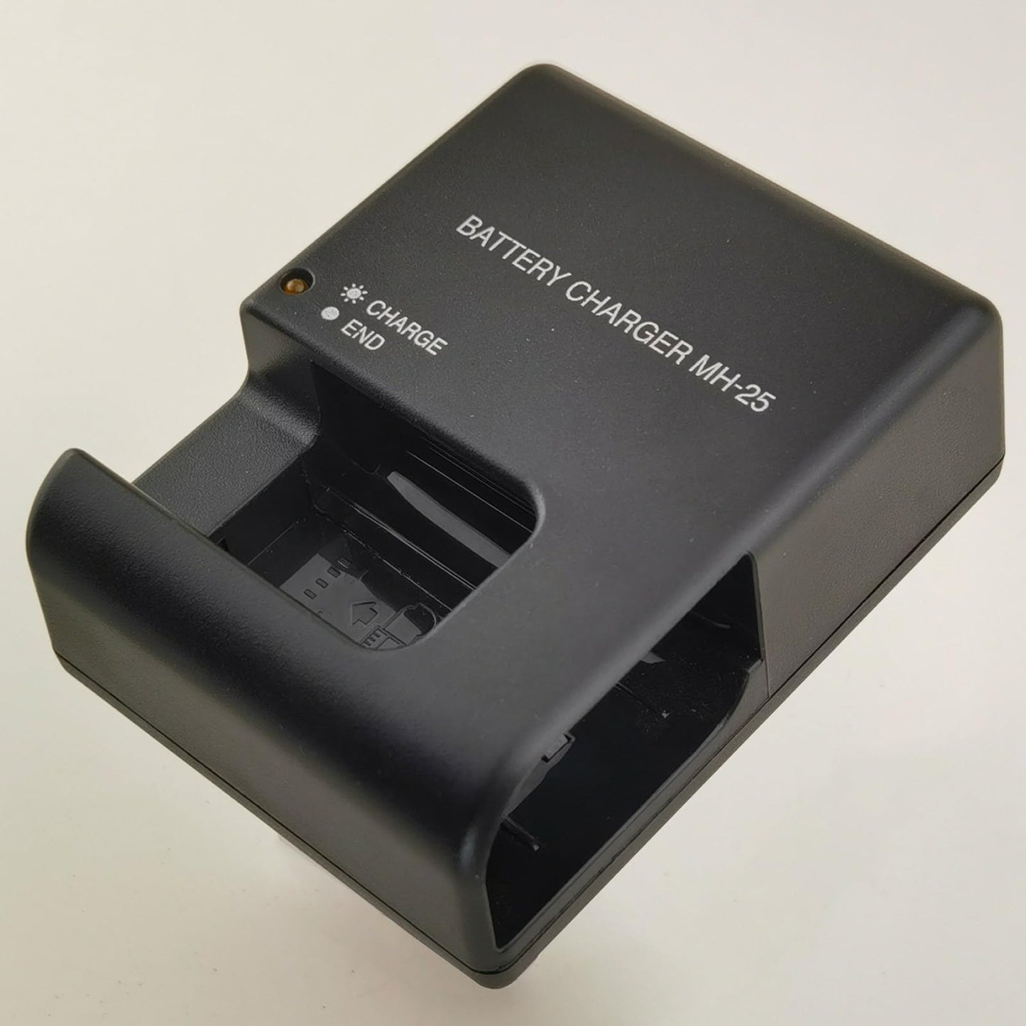 MH-25 Quick Charger for Nikon EN-EL15 Li-ion Battery, Compatible with Nikon D7000 and V1 Digital Cameras