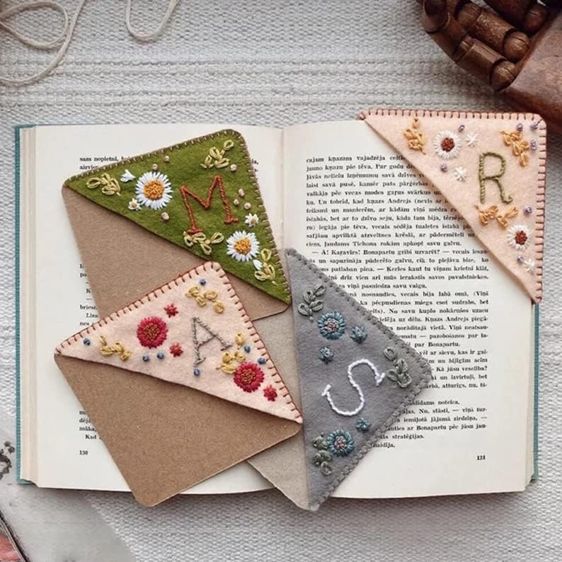 MOTEERLLU Personalized Hand Embroidered Corner Bookmark with A-Z Initial, Cute Book Markers for Reading Women, Book Lovers Gifts for Friends Mom