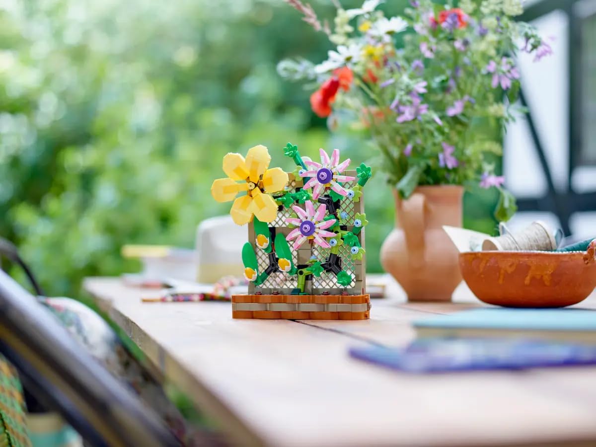 LEGO Flower Trellis Display 40683 - Spring Floral Home Decor Set with Vibrant Blooms and Trellis Detailing for Kids and Adults (440 pcs)