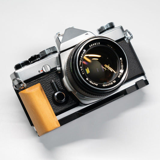 Handmade Wooden Wood Hand Grip L Alloy Base Plate for Olym pus OM2 OM1 OM-1 OM-2 Camera Holder (Gold Sandalwood + Black Base)