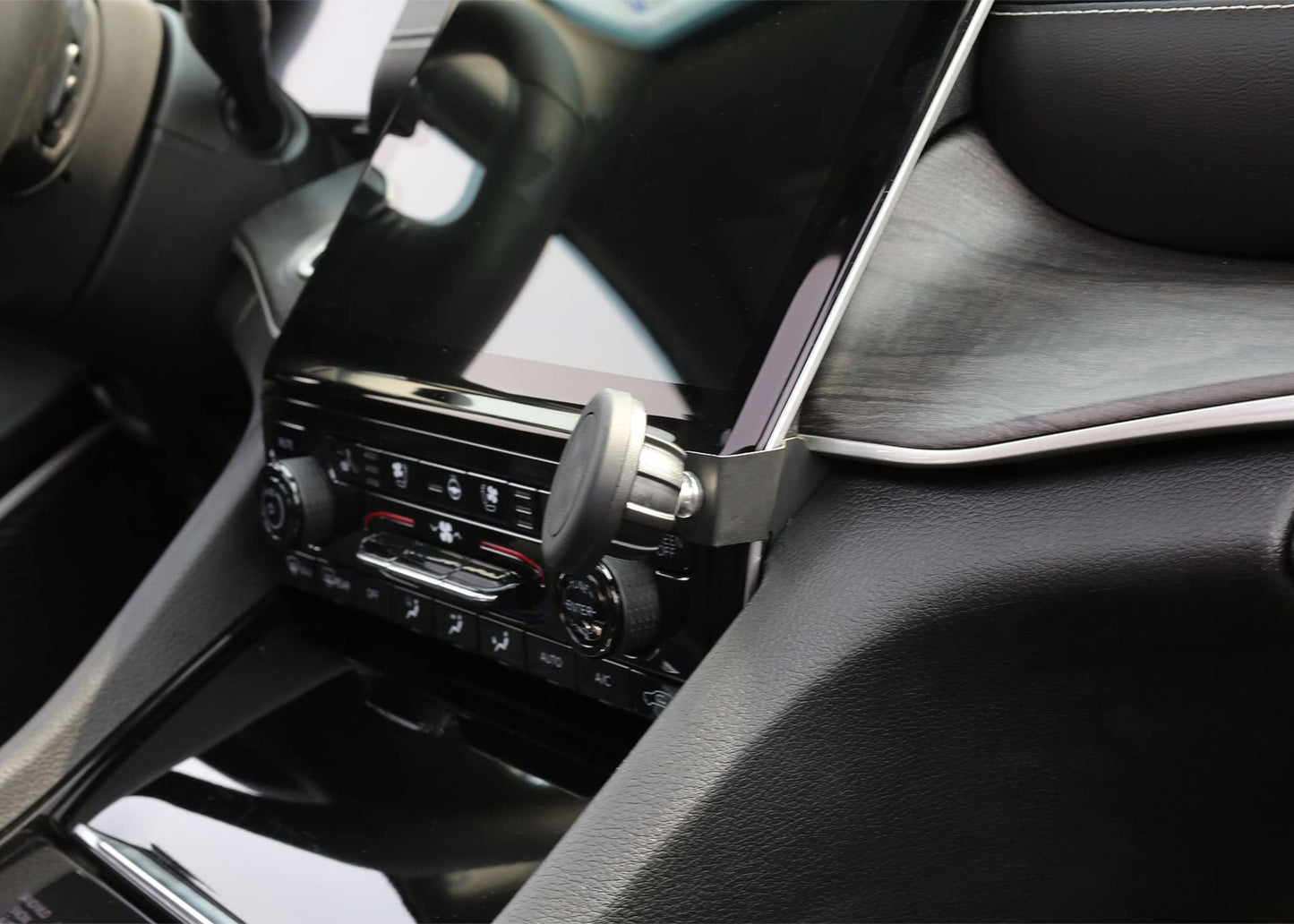 Course Motorsports Direct Fit Phone Mount: Jeep Grand Cherokee WL (2021+) Magsafe Head - Non Charging Right