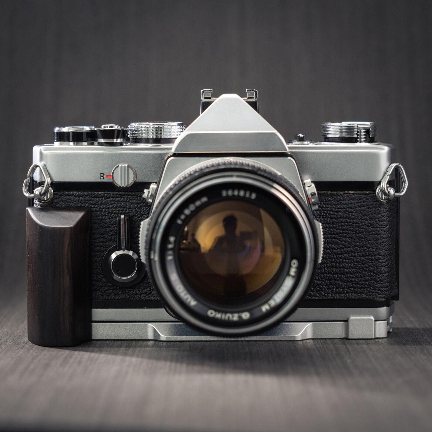 Handmade Wooden Wood Hand Grip L Alloy Base Plate for Olym pus OM2 OM1 OM-1 OM-2 Camera Holder (Ebony + Silver Base)