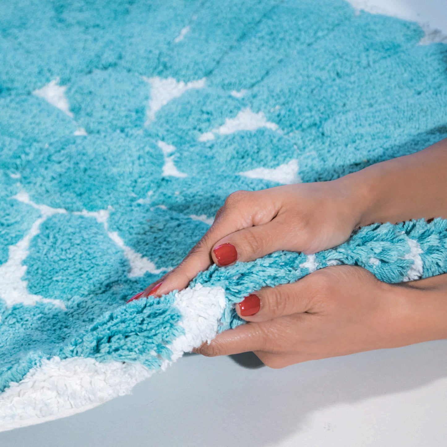 Chesapeake Bursting Flower 2 Pc. White & Aqua Round Bath Rug Set 45950 (24" & 30")