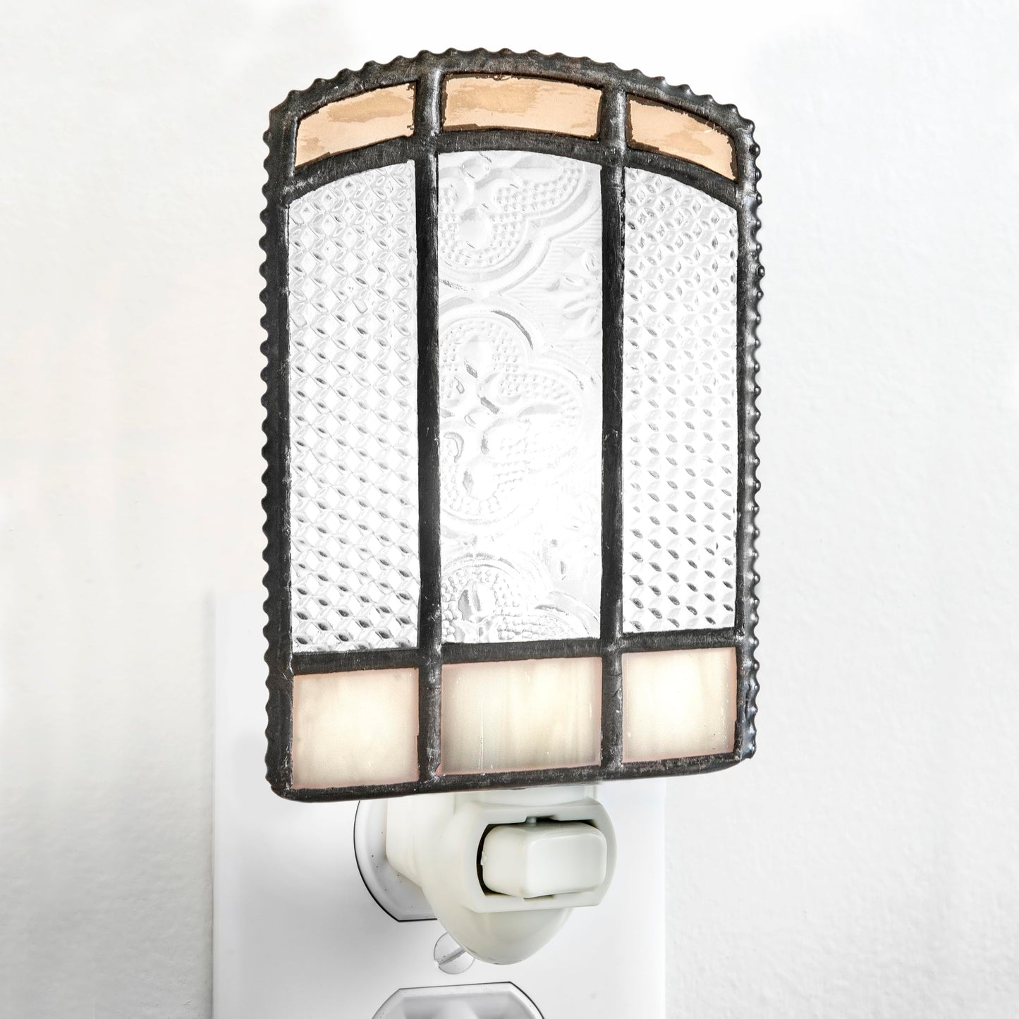 J Devlin Glass Art Stained Glass Night Light - Peach & Ivory Plug-in Accent Light - Decorative Night Light with 4-Watt Bulb