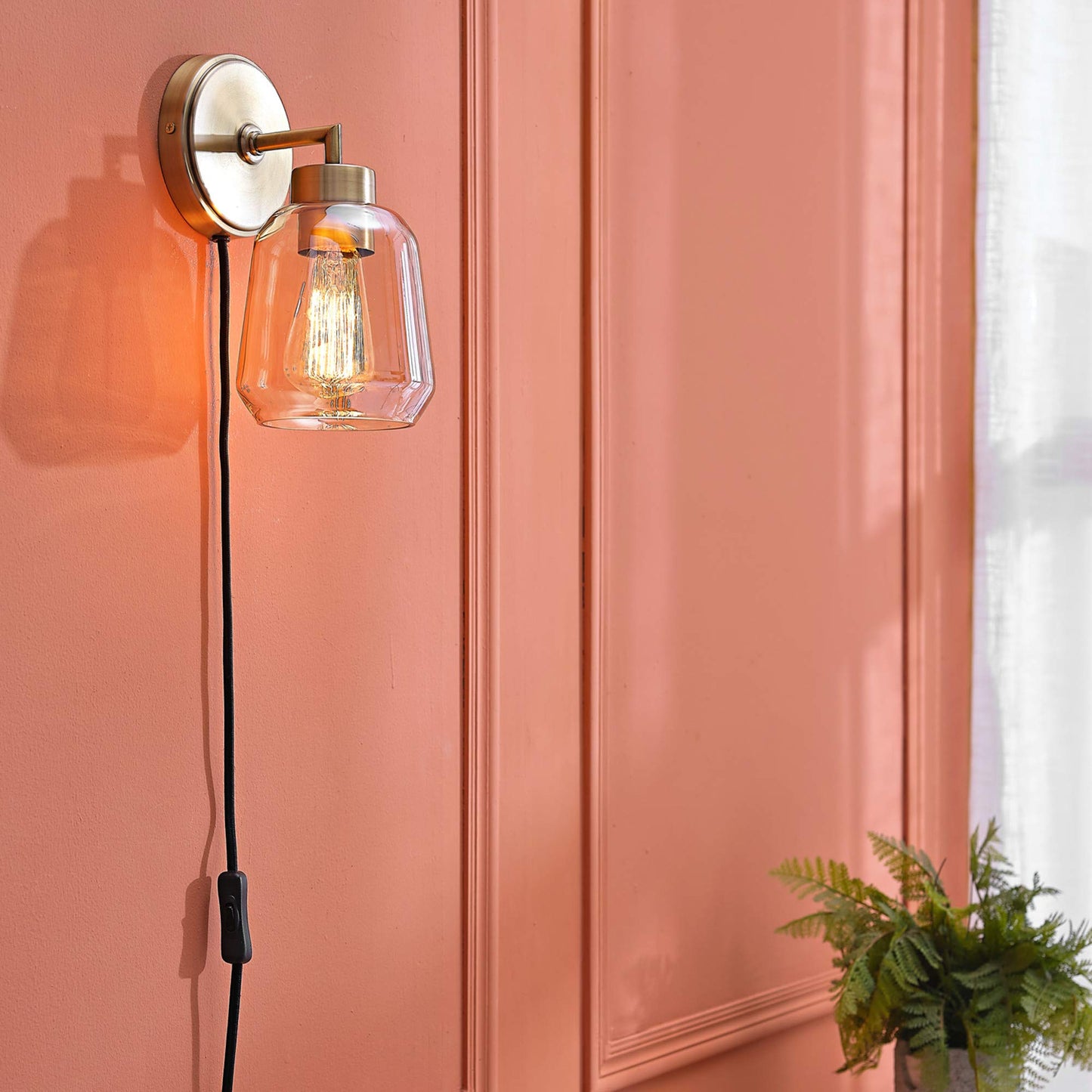 Globe Electric 51715 1-Light Plug-in or Hardwire Wall Sconce, Matte Brass, Smoked Amber Glass Shade, Black Fabric Cord, in-Line On/Off Switch