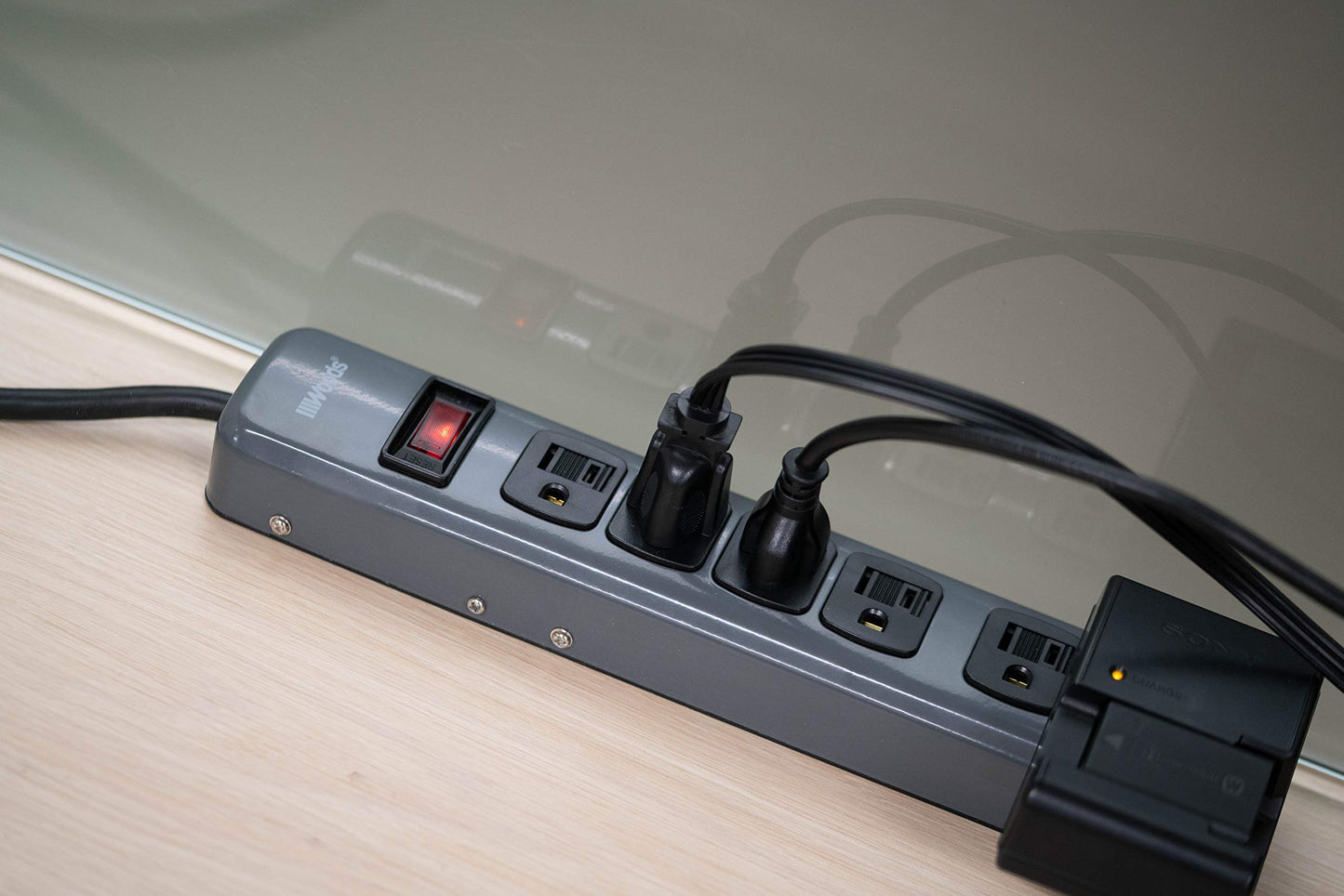 Southwire Woods Metal Power Strip - 6-Grounded Outlets - Resettable Safety Circuit Breaker Switch - 5-Foot Cord - Heavy Duty Outlet Extender