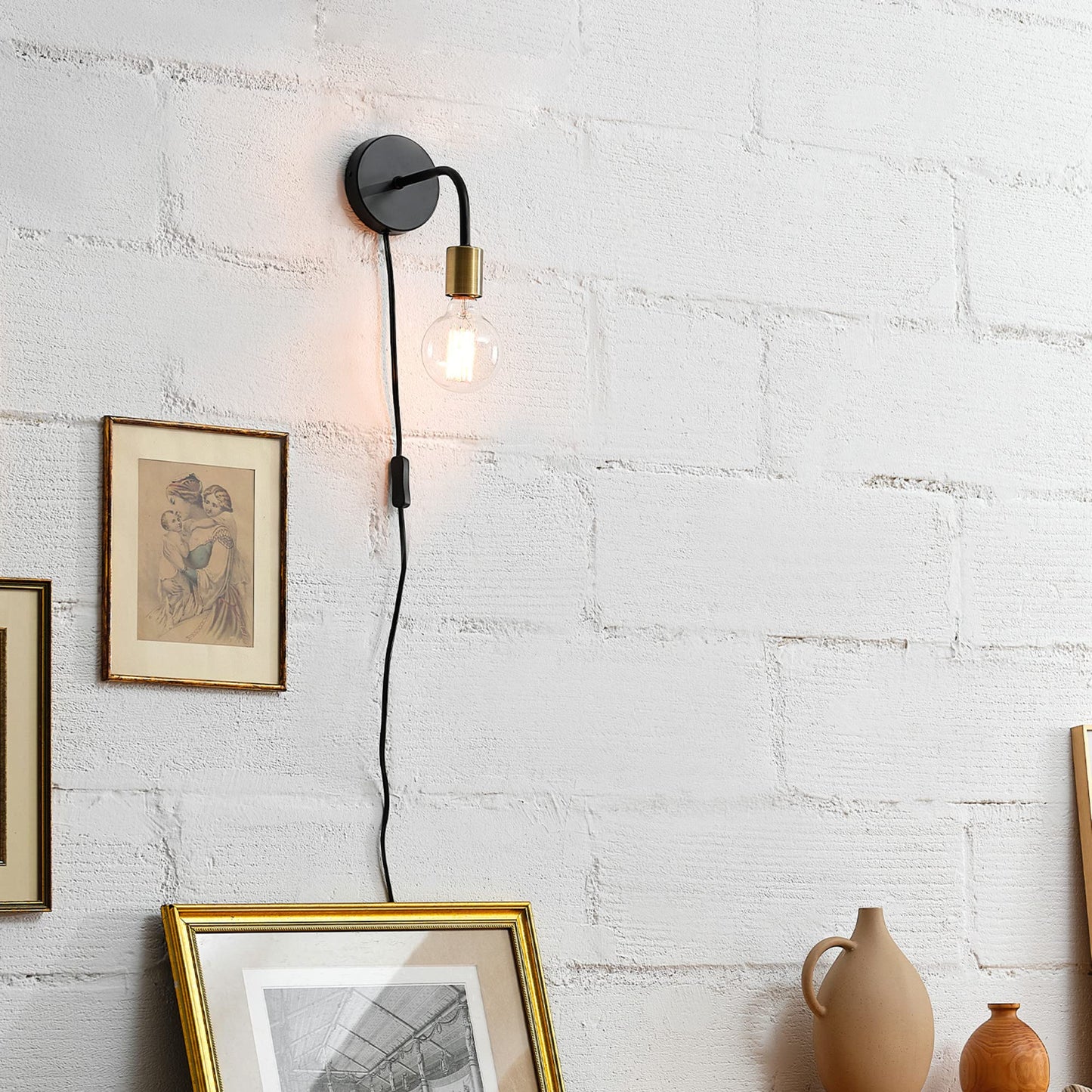 Globe Electric 52103 1-Light Long Arm Plug-in or Hardwire Wall Sconce, Matte Black, Matte Brass Socket, Wall Lights for Living Room, Bedroom, Den